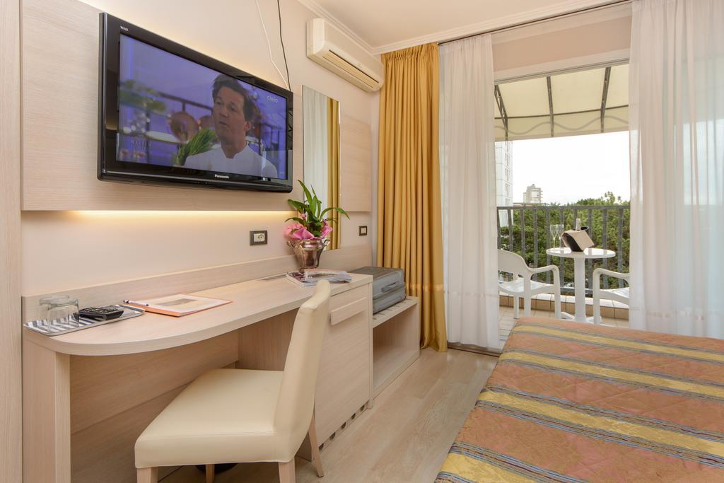 Hotel Croce Di Malta Lignano Sabbiadoro Extérieur photo
