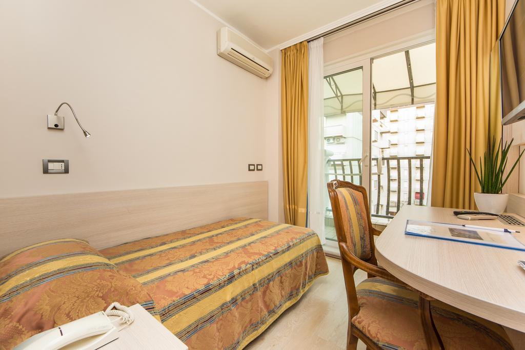 Hotel Croce Di Malta Lignano Sabbiadoro Extérieur photo