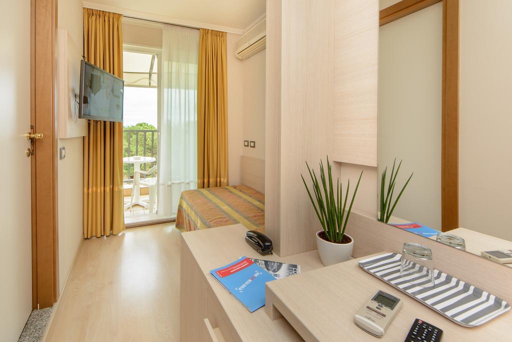 Hotel Croce Di Malta Lignano Sabbiadoro Extérieur photo