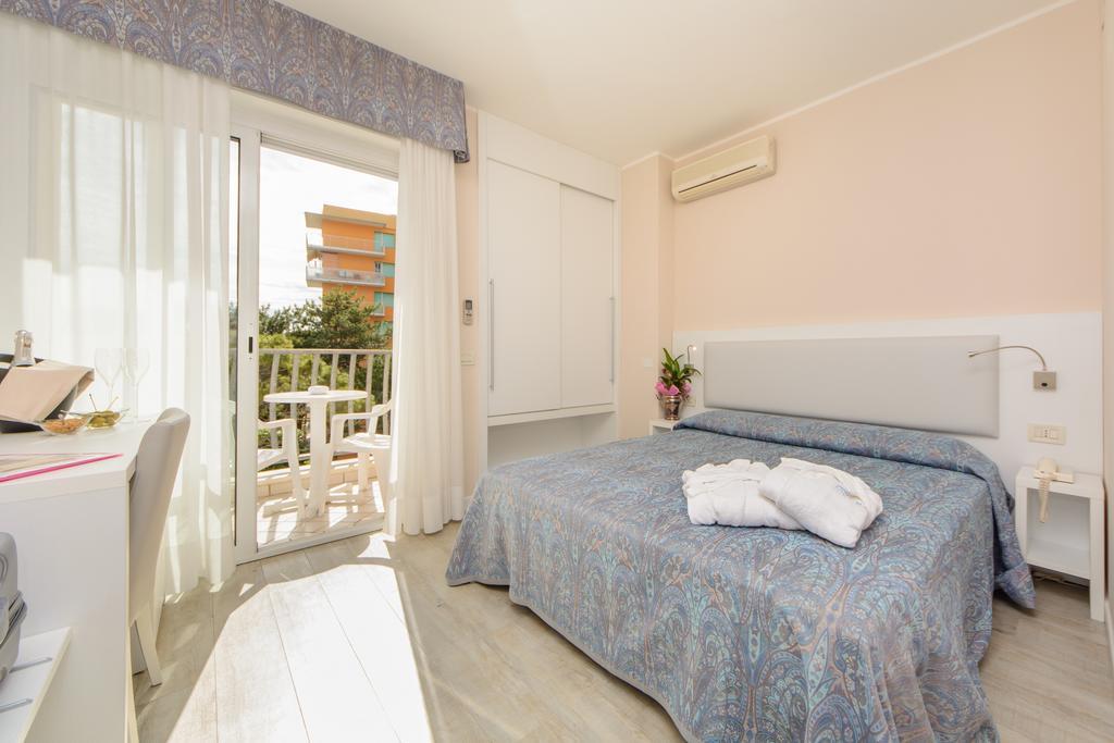 Hotel Croce Di Malta Lignano Sabbiadoro Extérieur photo